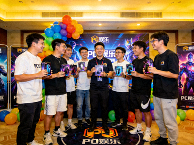 PG娱乐社区经理王明在电竞嘉年华活动现场与玩家们互动合影 - 现场充满欢乐气氛